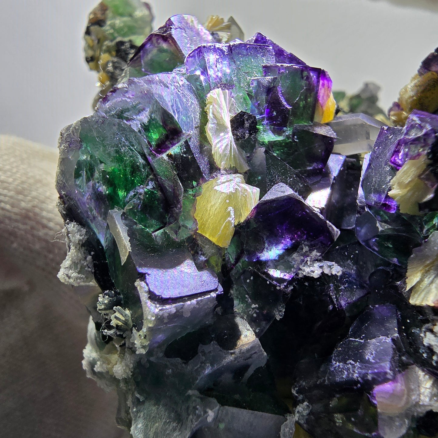 Fluorite fantôme XL, muscovite, hyalite, quartz fumé, tourmaline Schörl, Erongo, Namibie, 107 x 105 x 67 mm
