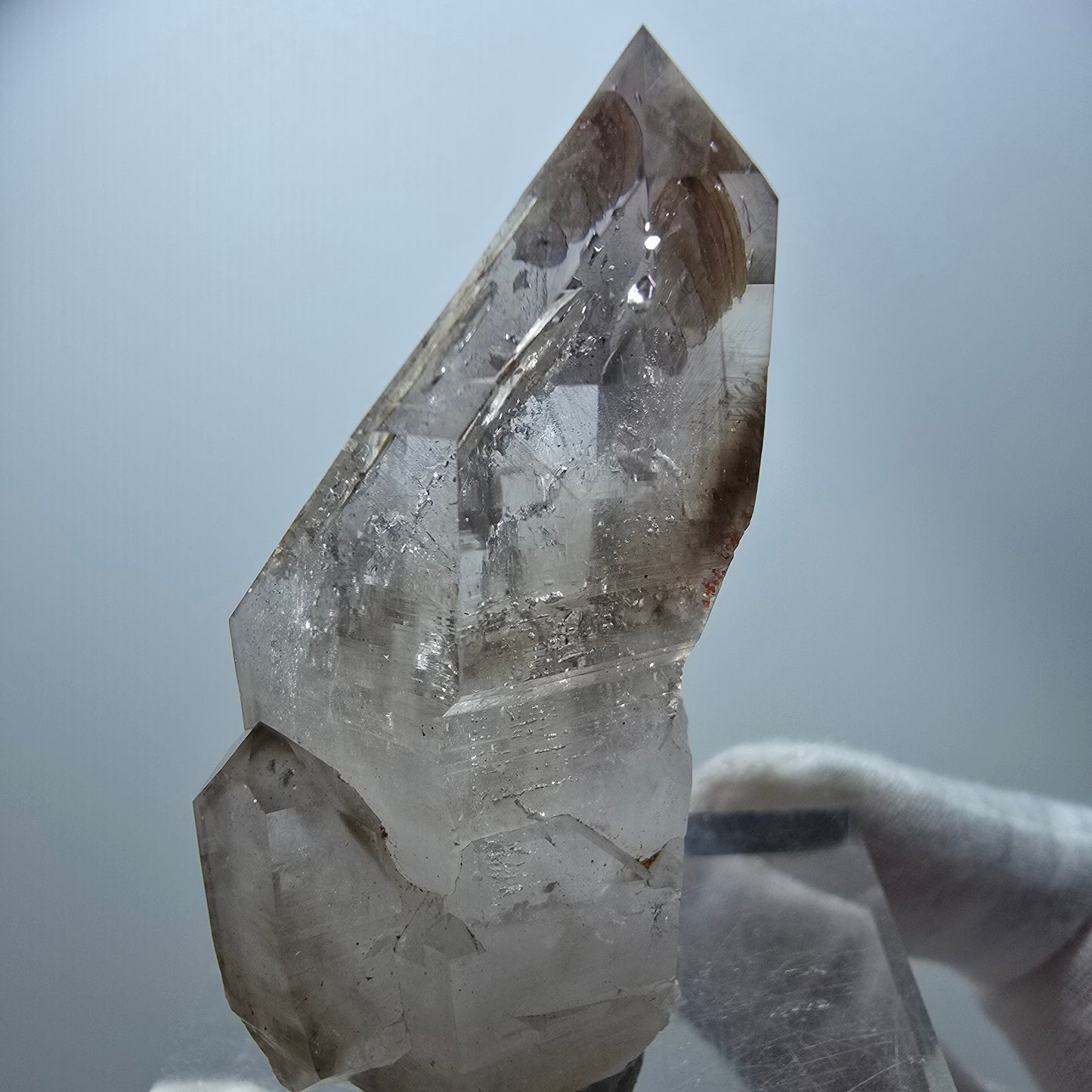 Quartz fumé fantôme transparent, pointe de sceptre, Goboboseb, Namibie, 60 x 28 x 22 mm