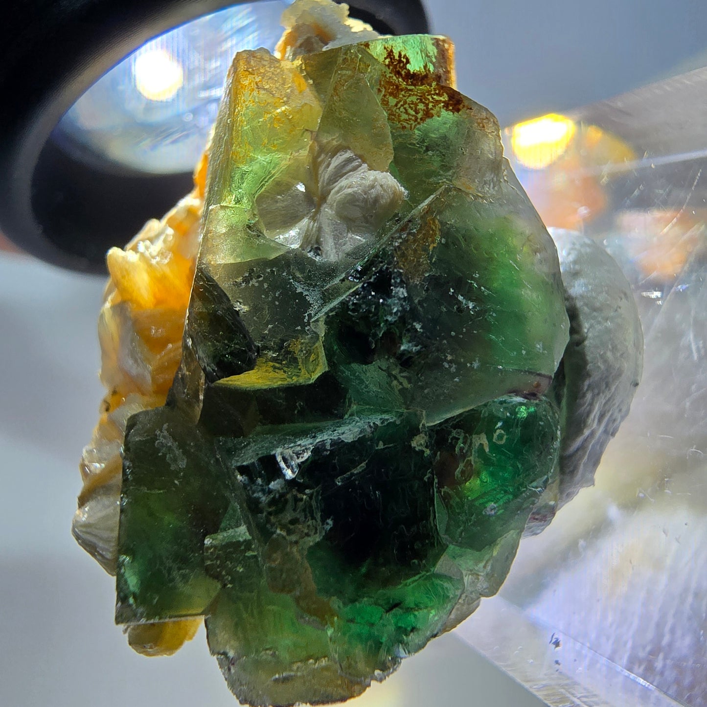 Cube de fluorite fantôme, muscovite et hyalite, spécimen d'Erongo, Namibie, 29 x 22 x 15 mm