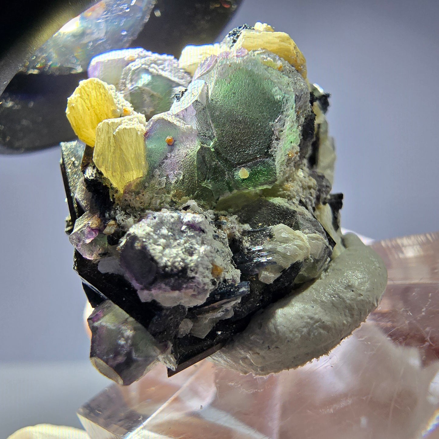 Cube hexagonal de fluorite fantôme, muscovite, tourmaline Schörl, Erongo, Namibie 28 x 25 x 18 mm