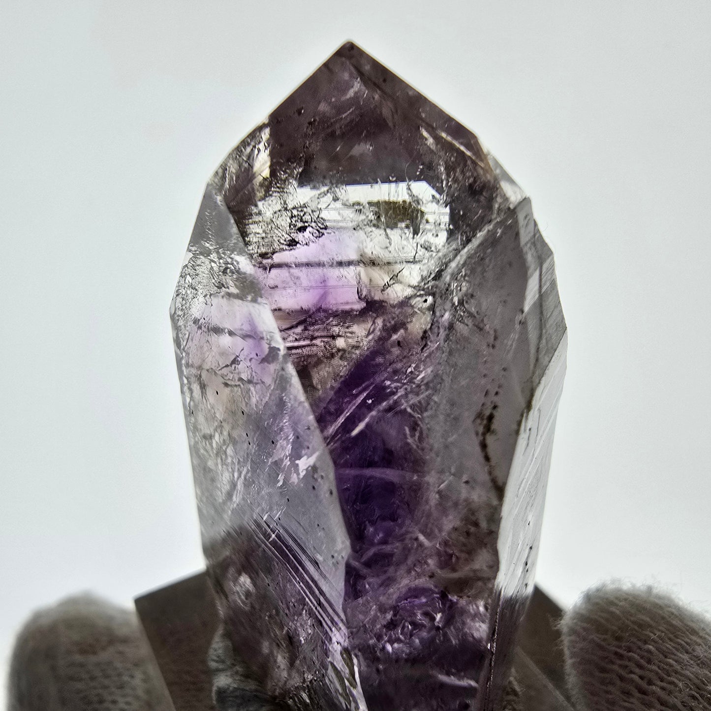 Améthyste fantôme avec hématite, mine Streep, Goboboseb, Namibie, 43 x 30 x 19 mm