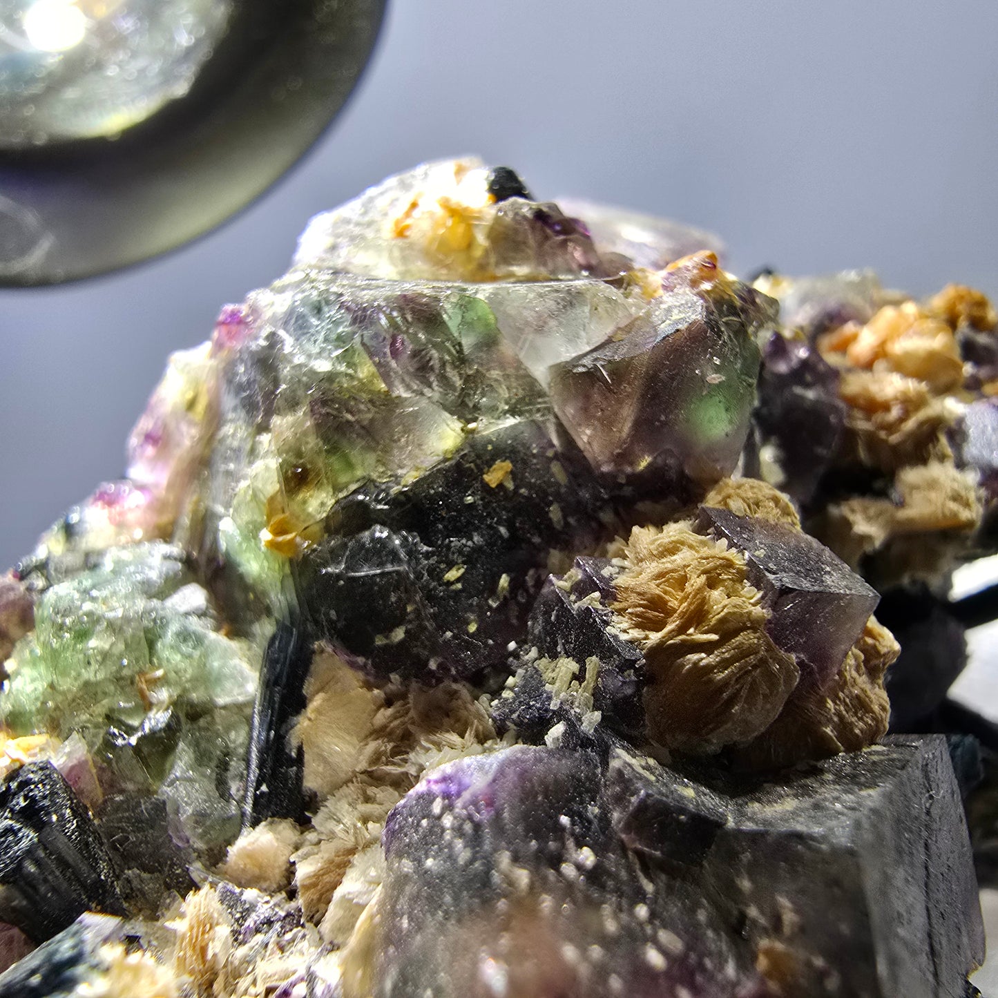 Spécimen de fluorite fantôme colorée, tourmaline scholle, muscovite, Erongo, Namibie, 91 x 57 x 38 mm