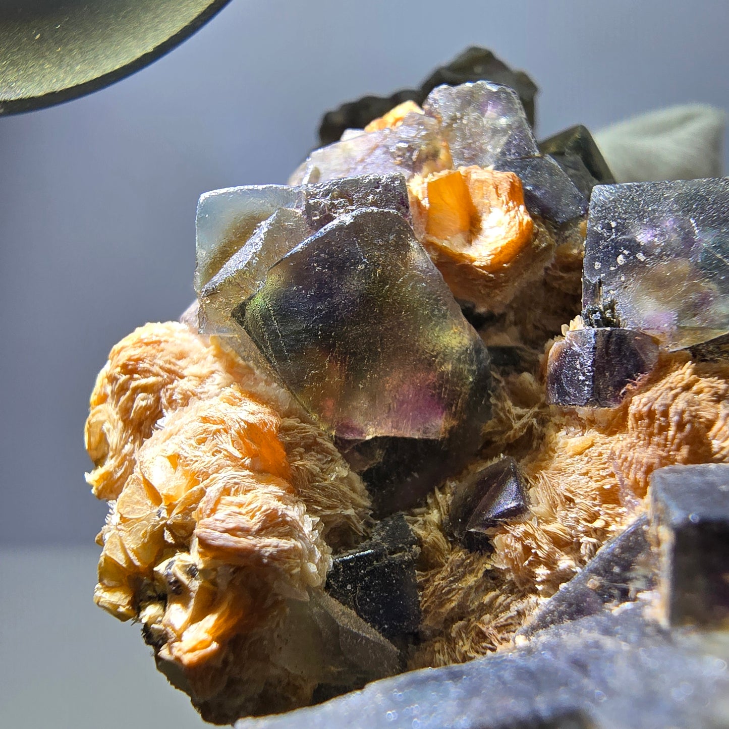 Fluorite fantôme colorée, tourmaline schol, hyalite, muscovite, Erongo, Namibie, 72 x 70 x 35 mm