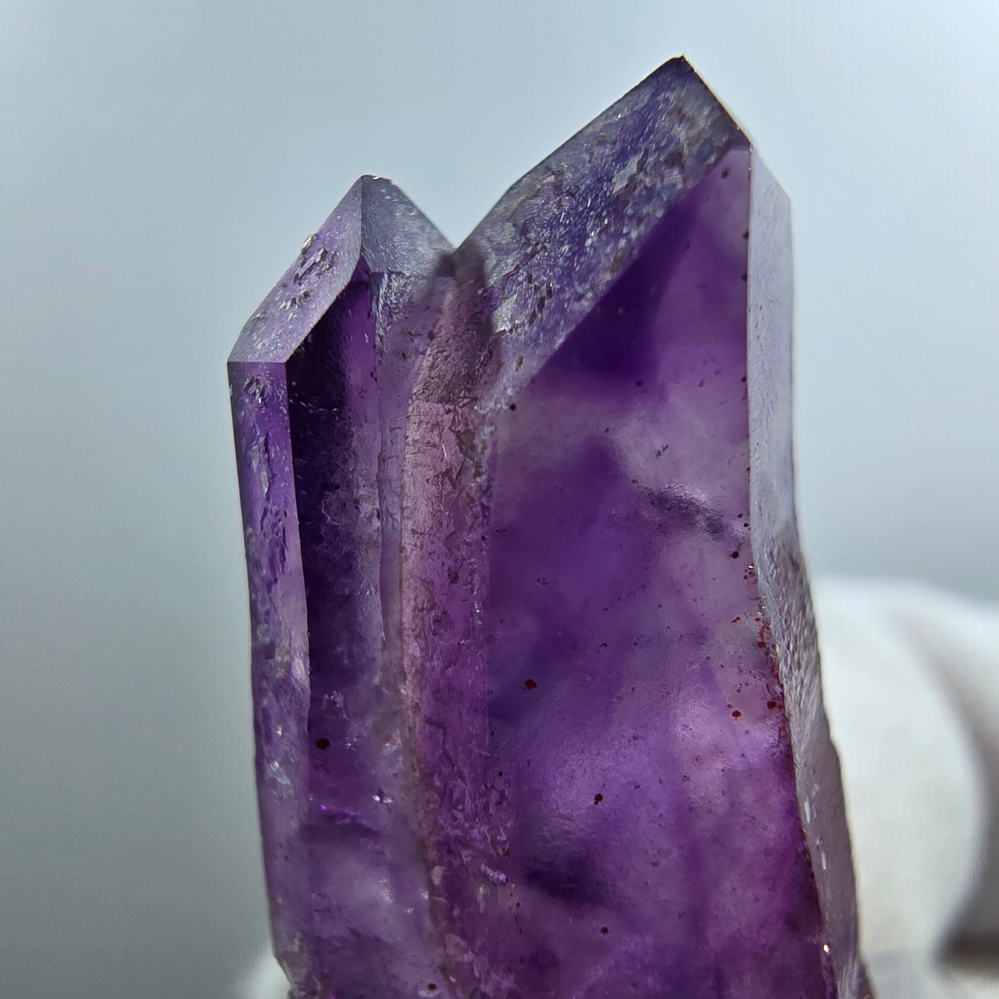 Pointe de sceptre en améthyste fantôme rare de Goboboseb, Namibie, 30 x 15 x 9 mm