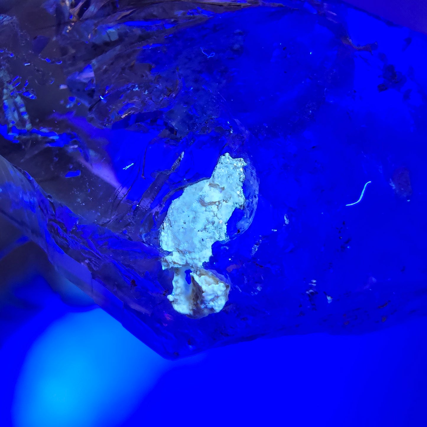 Sceptre en quartz fumé Window Phantom, calcite UV Valentine Pocket Goboboseb Namibie 90 x 38 x 25 mm