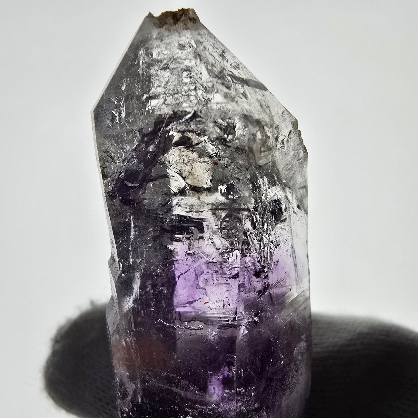 Sceptre fantôme squelette en améthyste, poche Saint-Valentin, Goboboseb, Namibie, 79 x 24 x 15 mm