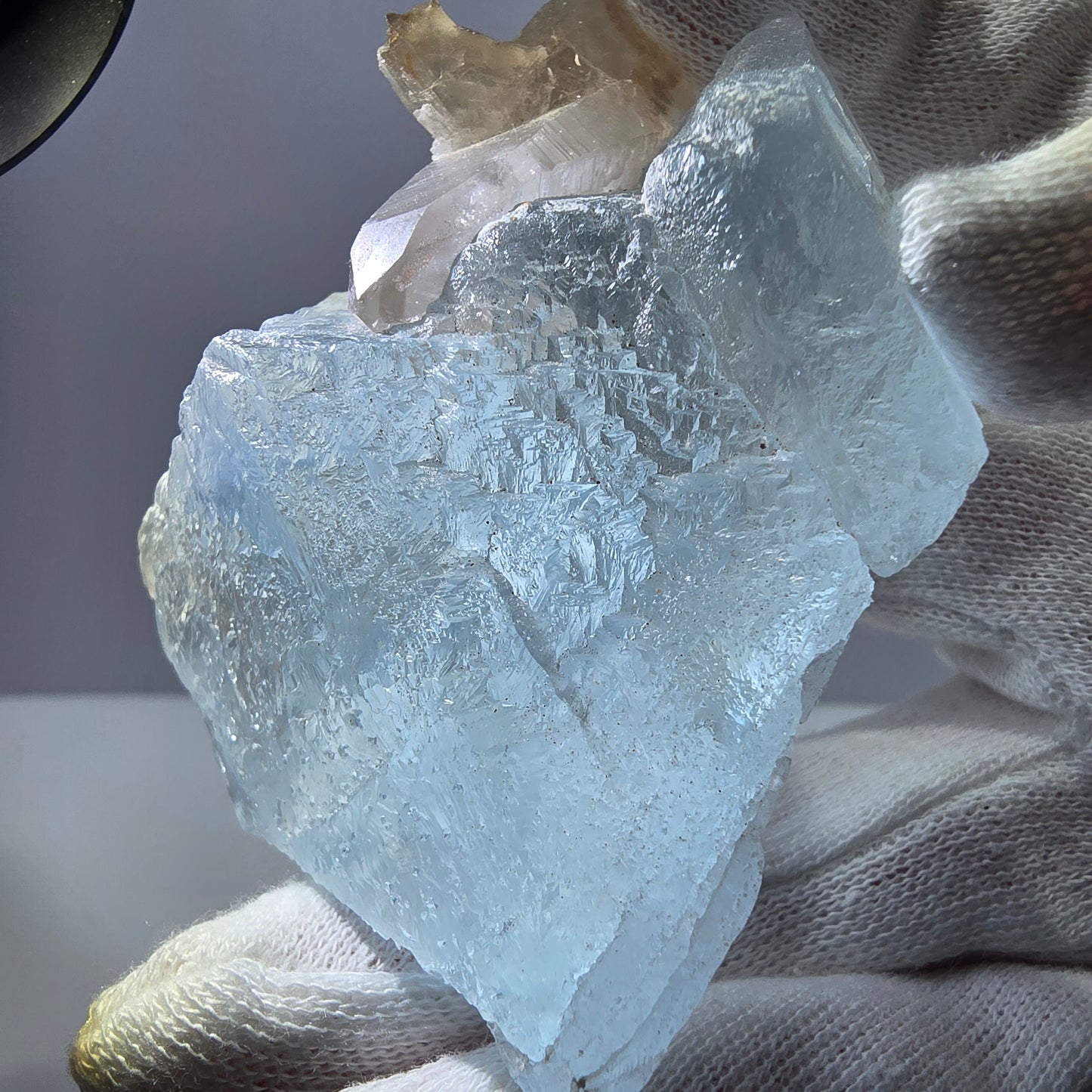 Grand spécimen de fluorite bleue et de quartz fumé, montagnes Erongo, Namibie, 93 x 67 x 36 mm