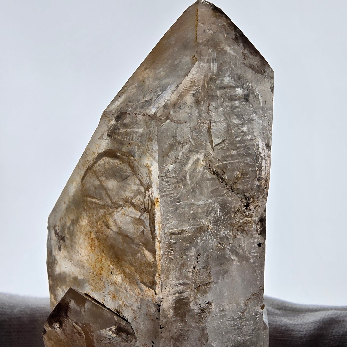 Quartz fumé squelette fantôme lémurien DT, calcite UV Valentine Pocket, Namibie 129 x 61 x 48 mm