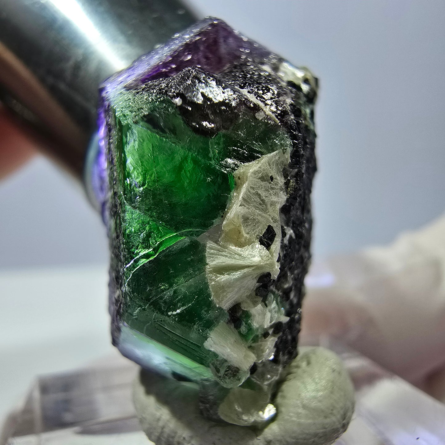 Cube hexagonal de fluorite fantôme, muscovite, tourmaline Schörl, Erongo, Namibie, 26 x 21 x 16 mm