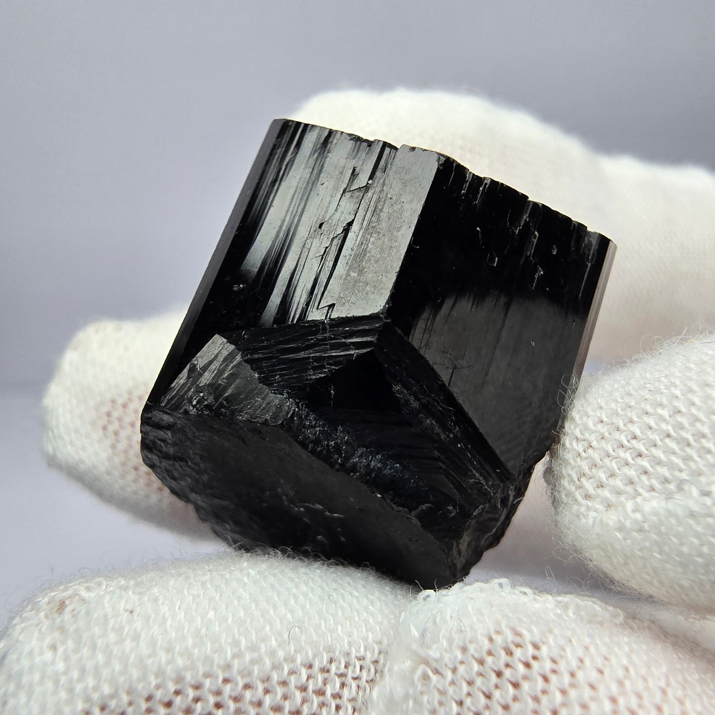 Symmetrischer Schörl Turmalin mit Hyalit Erongo, Namibia 26*23*20mm Sammlung