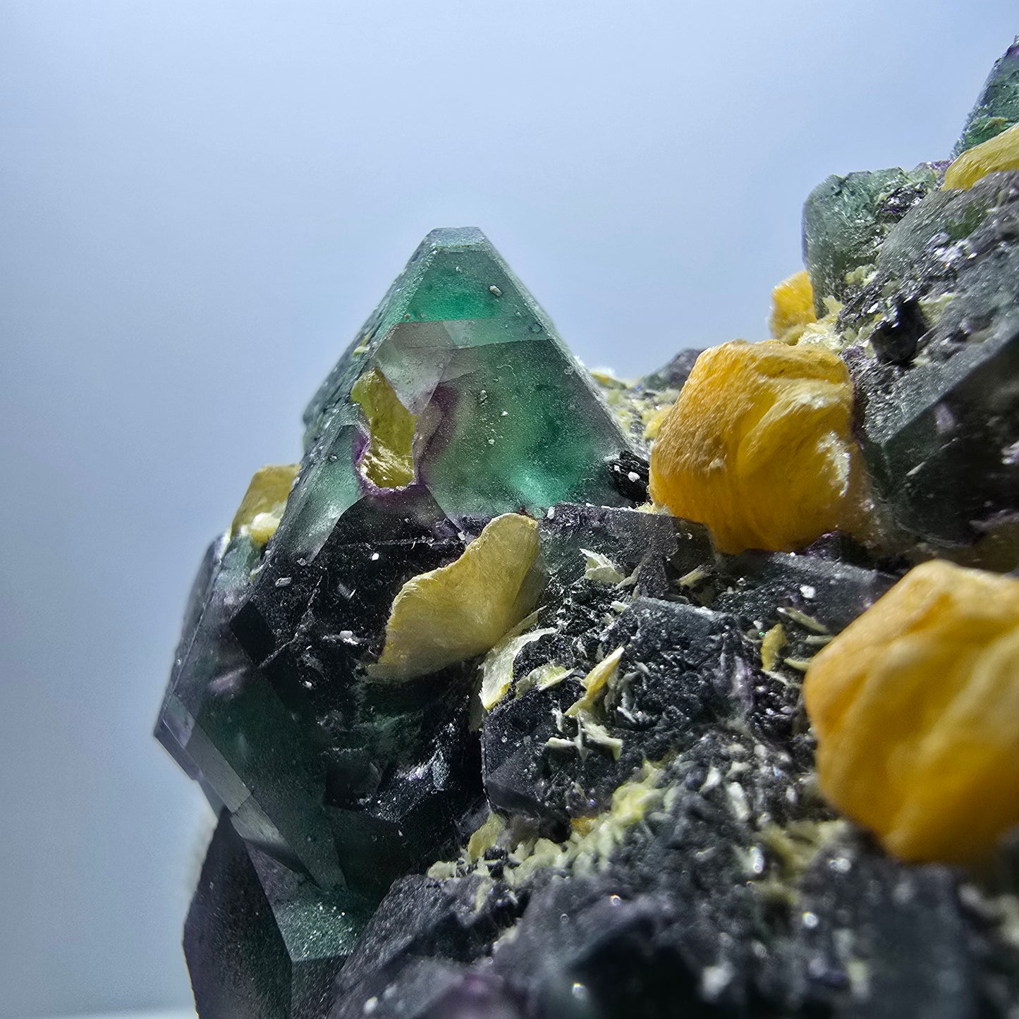 Fluorite fantôme hexagonale, hyalite, tourmaline Schörl, muscovite Erongo, Namibie 93*73*42mm