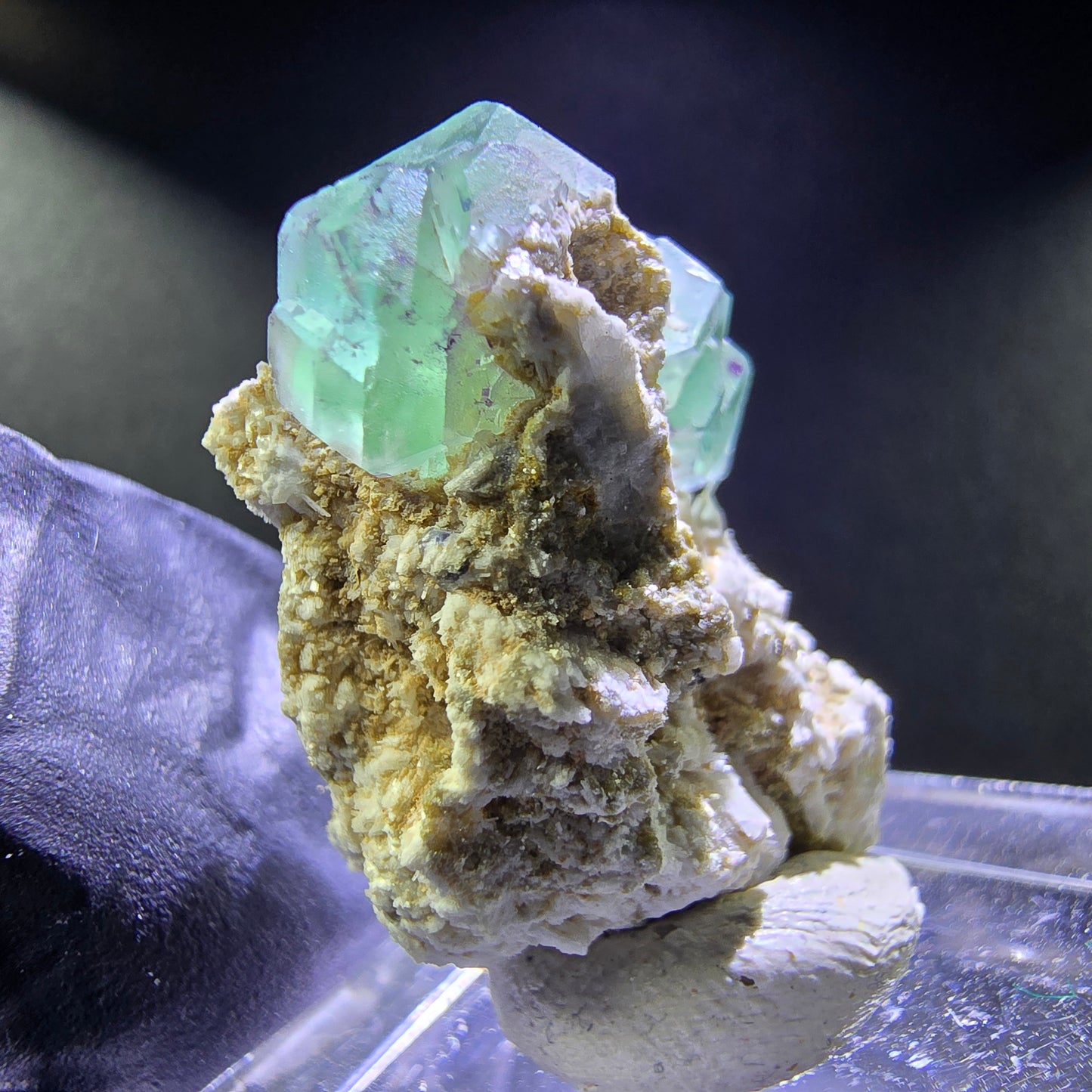 Klare Phantom Fluorit Oktaeder, Muskovit auf Orthoklas 25*18*14mm Erongo Namibia