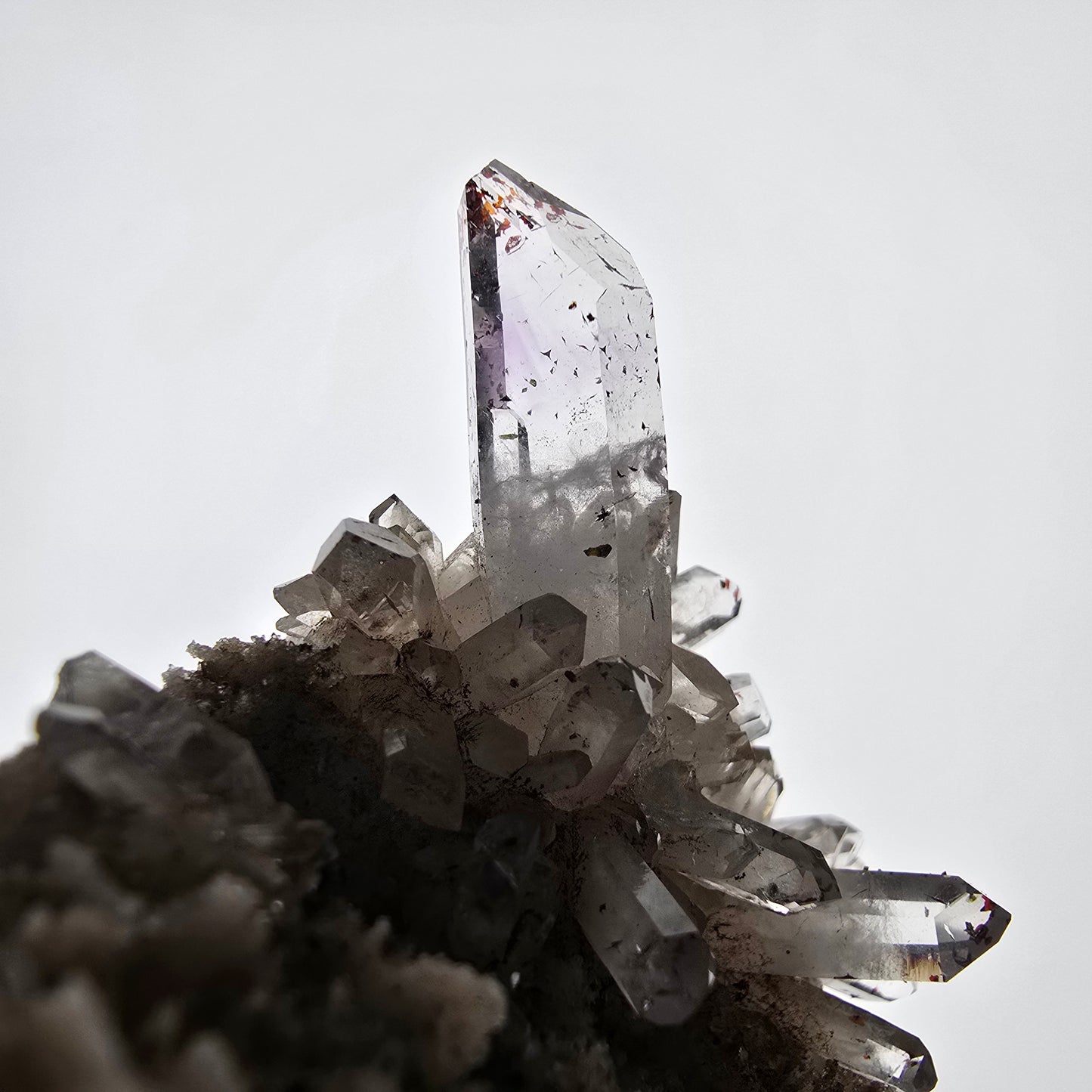 Quartz fumé Harlequin, spécimen de calcite UV, poche Valentine Goboboseb, Namibie, 79 x 63 x 34 mm
