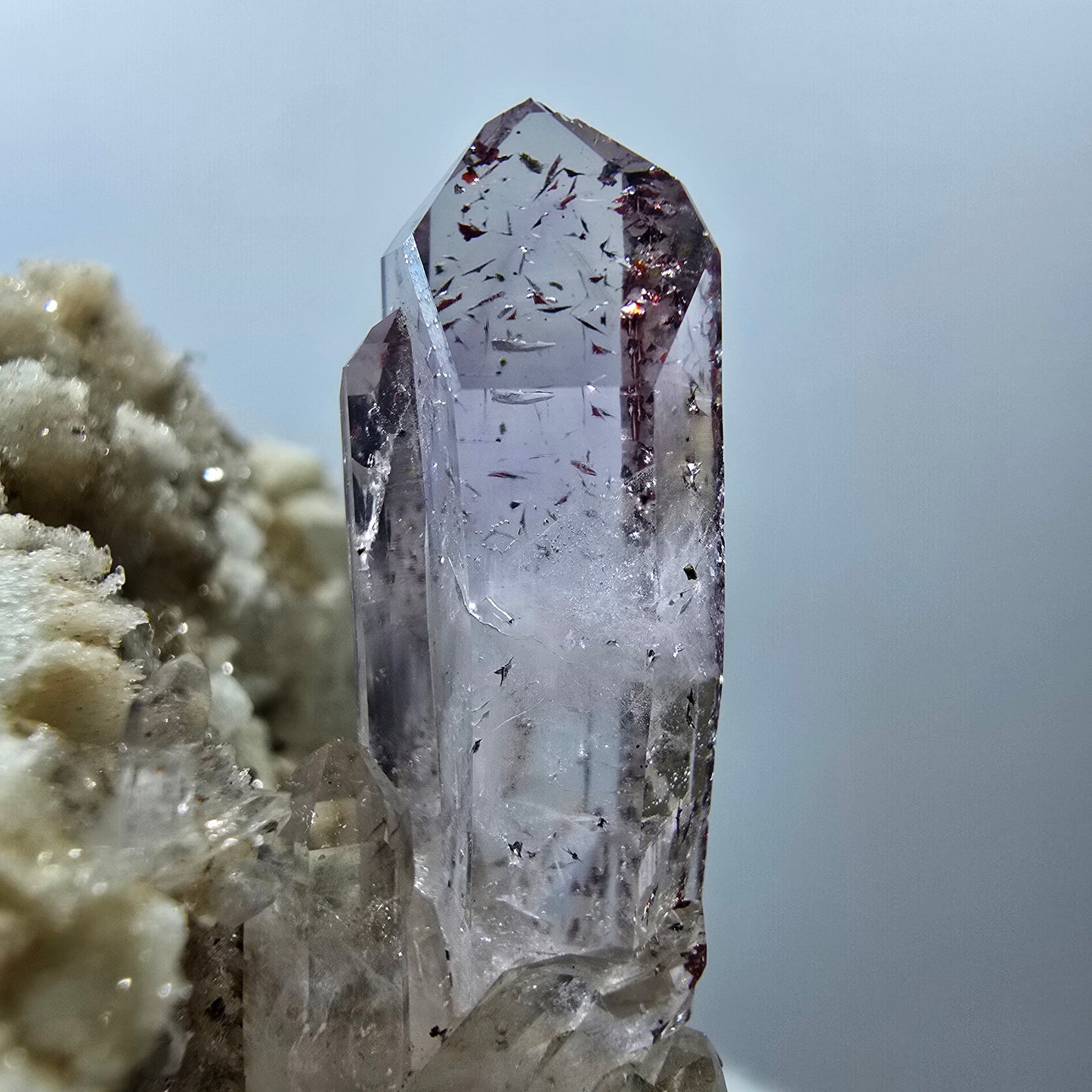 Améthyste Fantôme Harlequin, calcite UV sur matrice Valentine Pocket Gobob. Namibie 78 x 65 x 46 mm