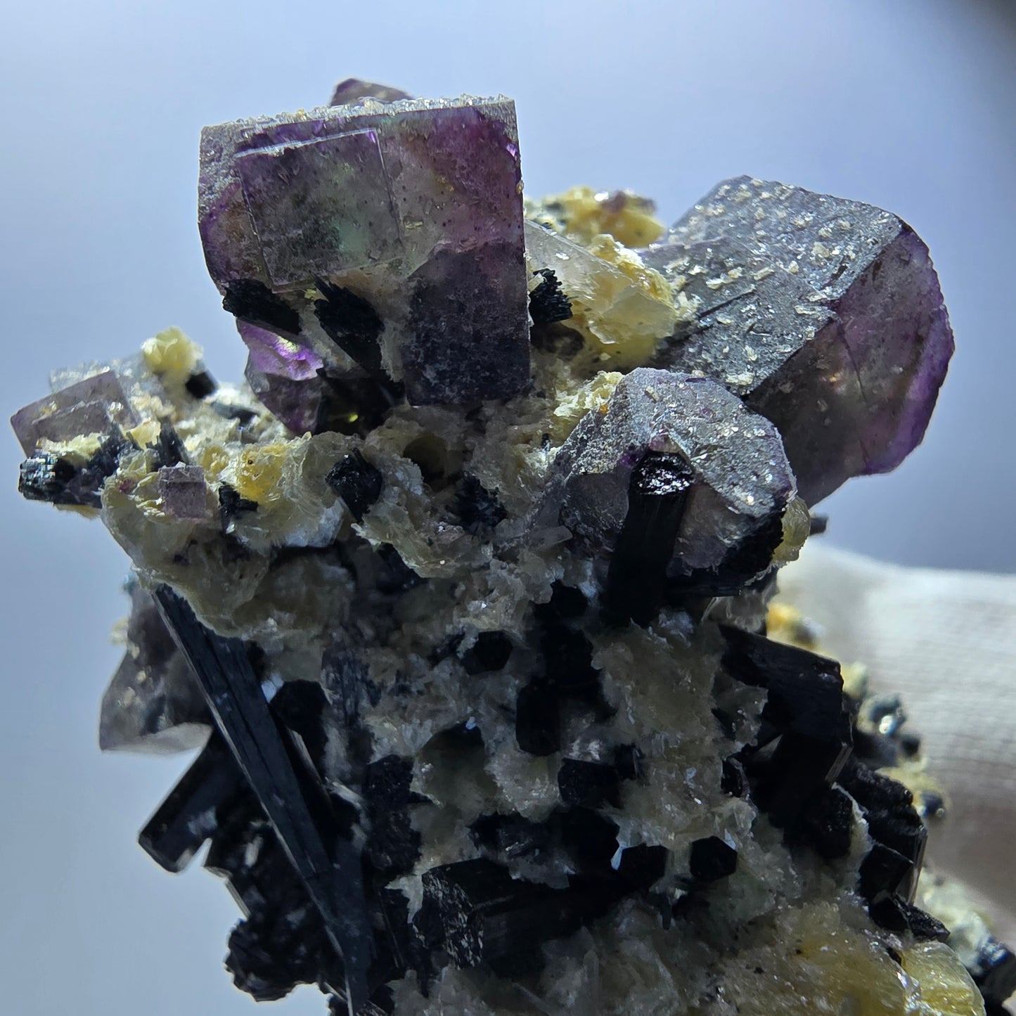 Fluorite fantôme colorée, tourmaline schol, hyalite, quartz fumé, muscovite, Erongo, Namibie, 78 x 70 x 48 mm