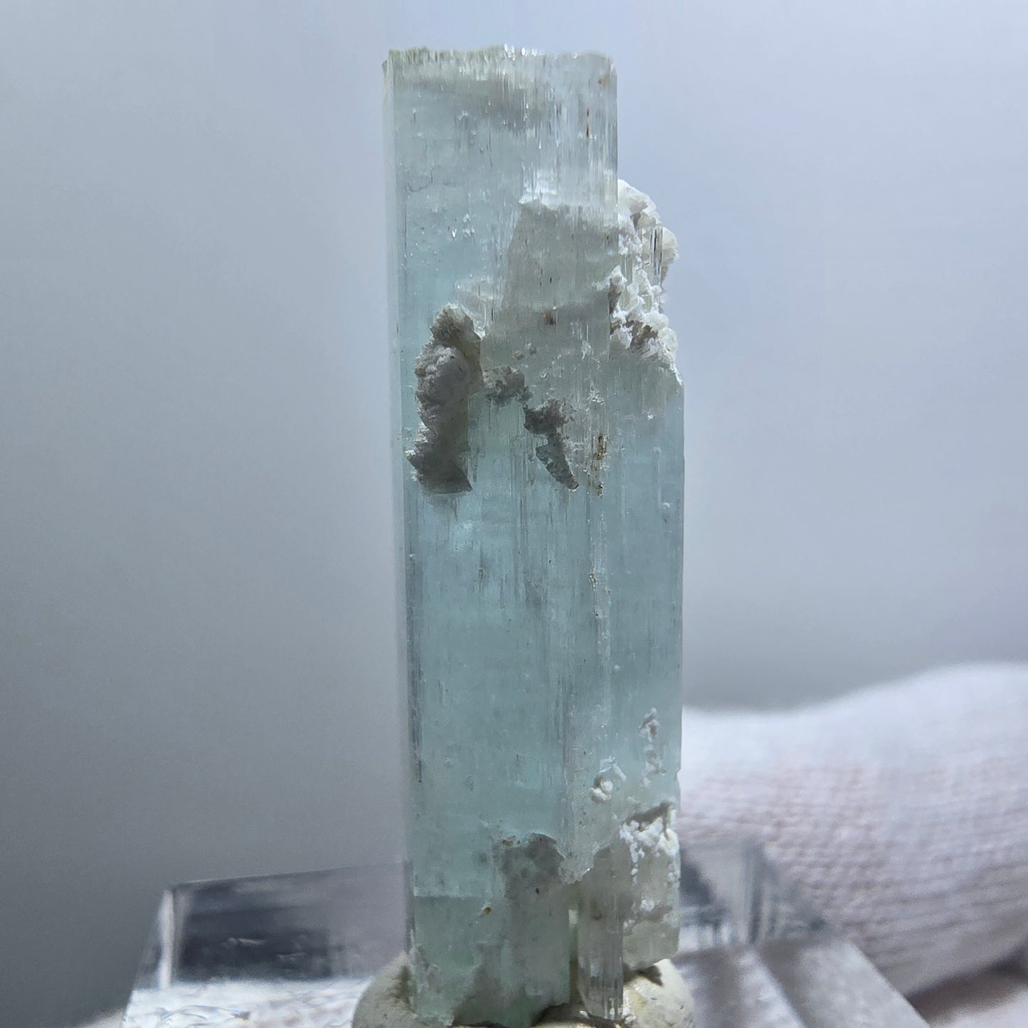 Aigue-marine rare, spécimen d'orthose, Erongo, Namibie, 34 x 10 x 9 mm