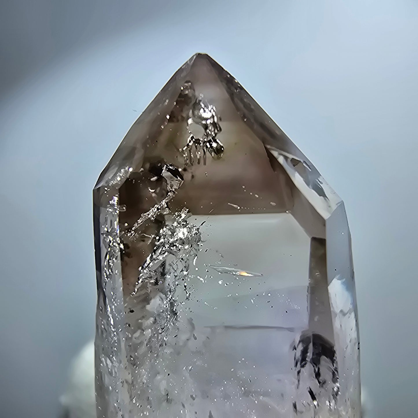 Pointe de sceptre en améthyste fantôme transparente, Goboboseb, Namibie, 40 x 18 x 15 mm
