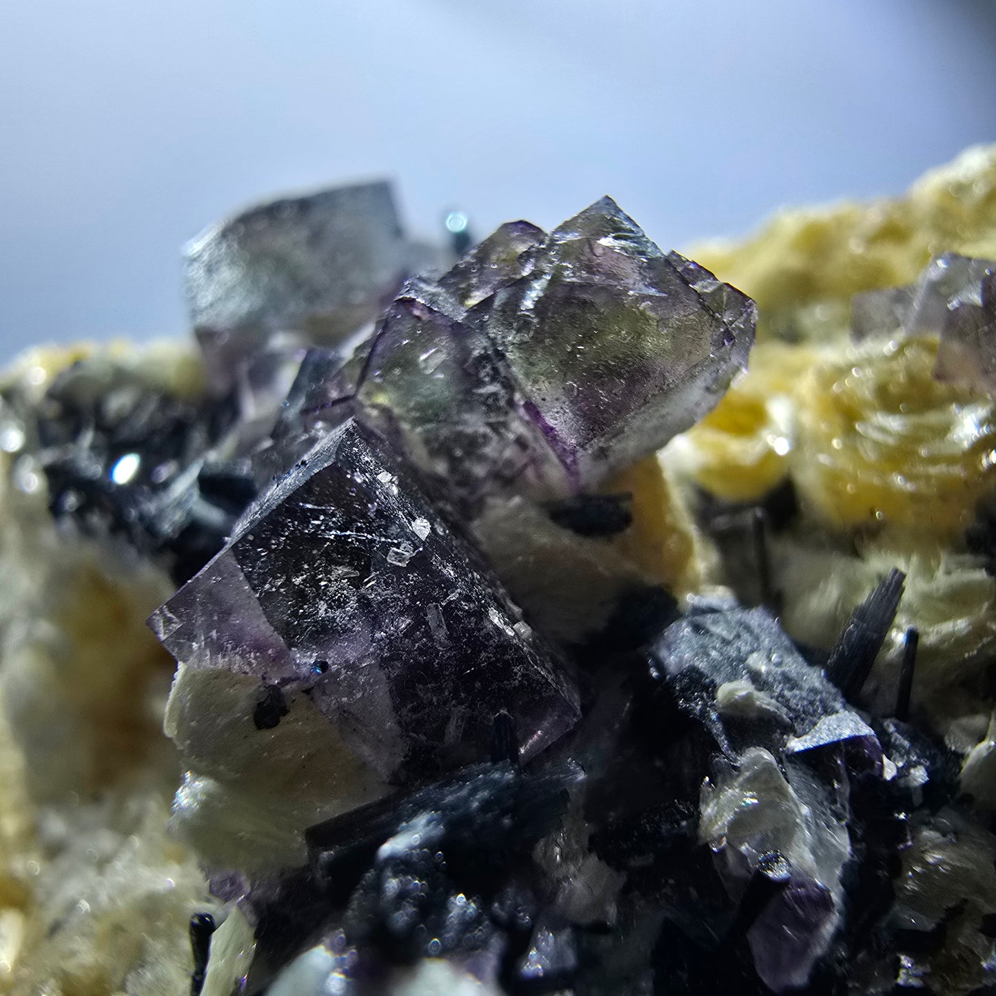 Cubes de fluorite fantôme colorés, tourmaline scholle muscovite, Erongo, Namibie, 61 x 60 x 29 mm