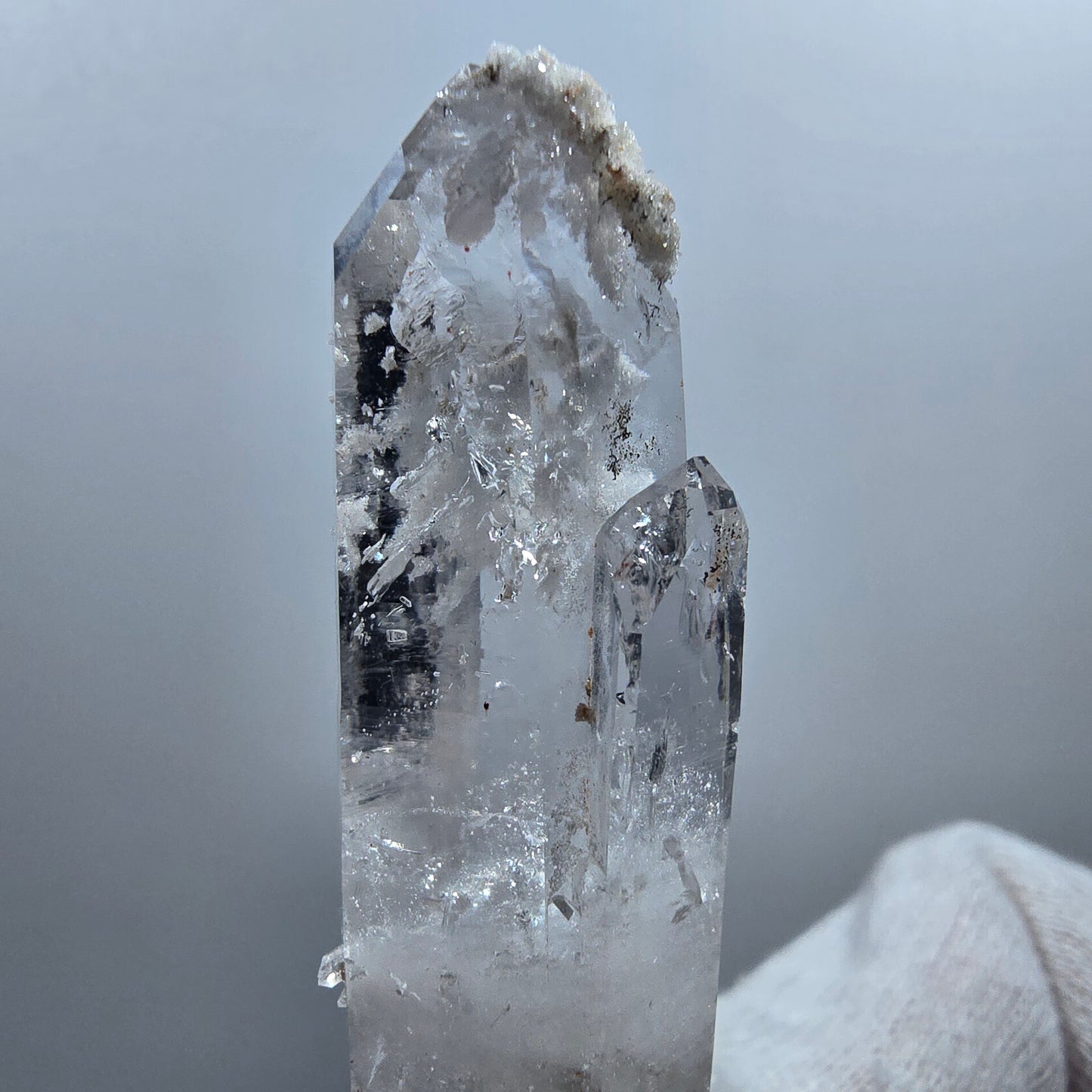 Quartz fumé lémurien Enhydro DT, quartz druze Valentine Pocket Goboboseb Namibie 69 x 17 x 13 mm