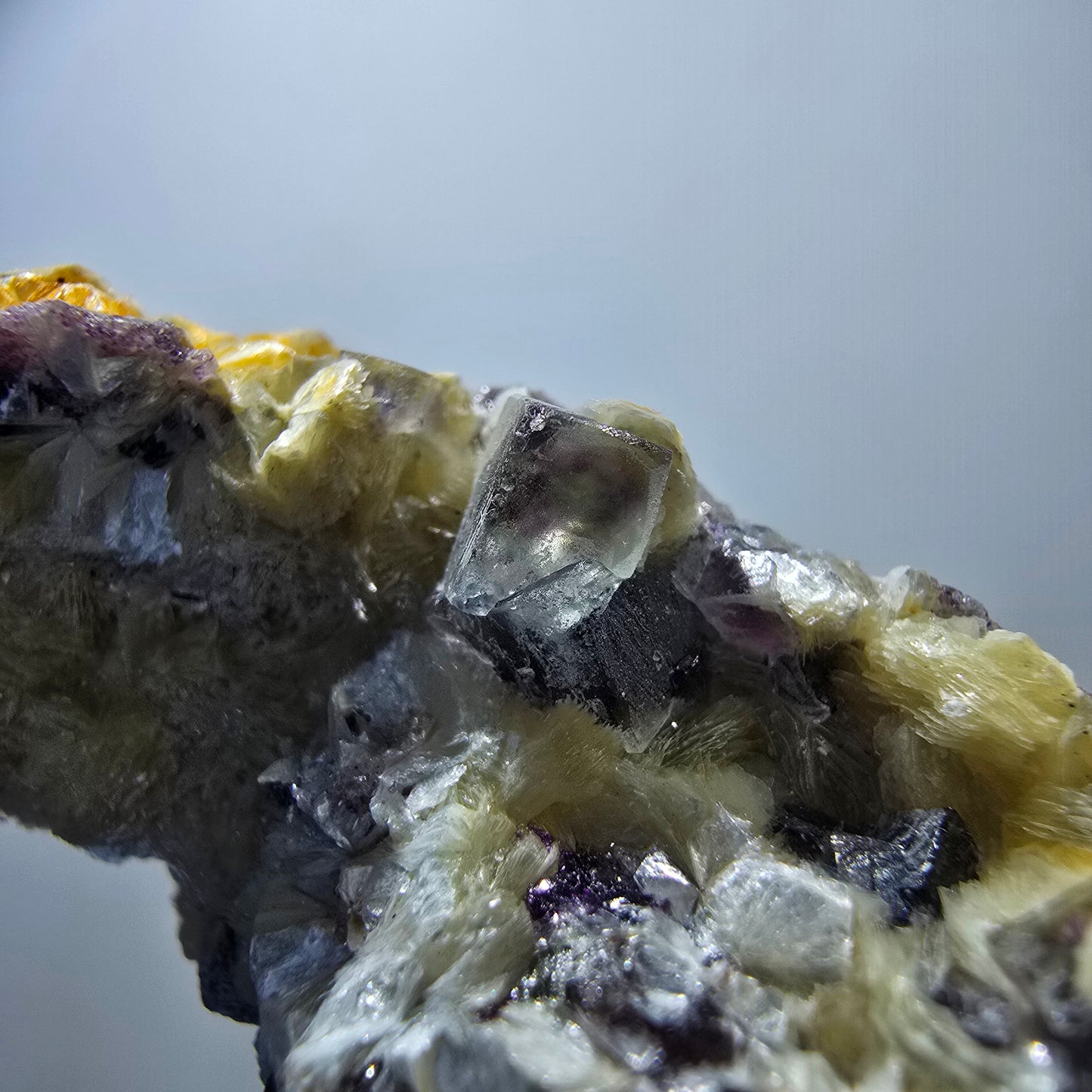 Cubes de fluorite fantôme colorés, spécimen de muscovite, Erongo, Namibie, 79 x 62 x 25 mm
