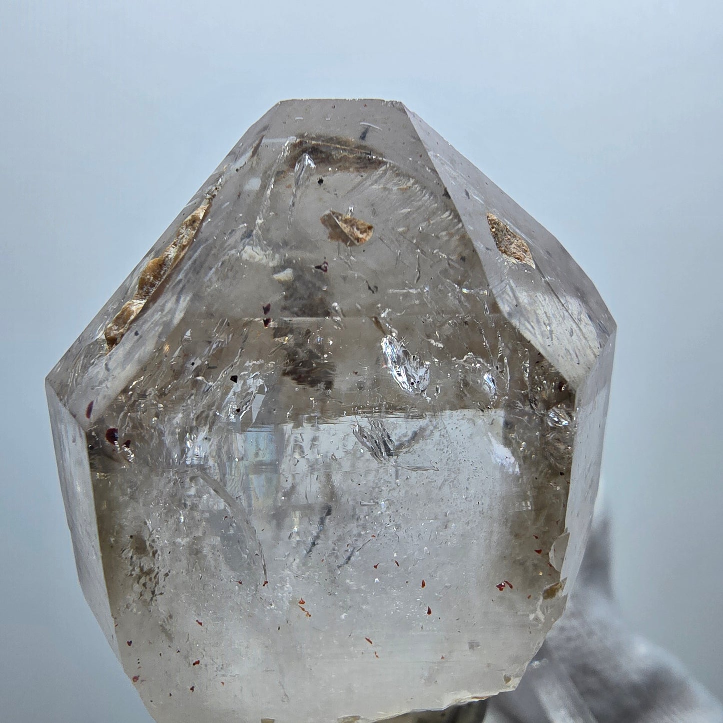 Pointe de sceptre en quartz fumé fantôme transparent, Goboboseb, Namibie, 44 x 33 x 22 mm