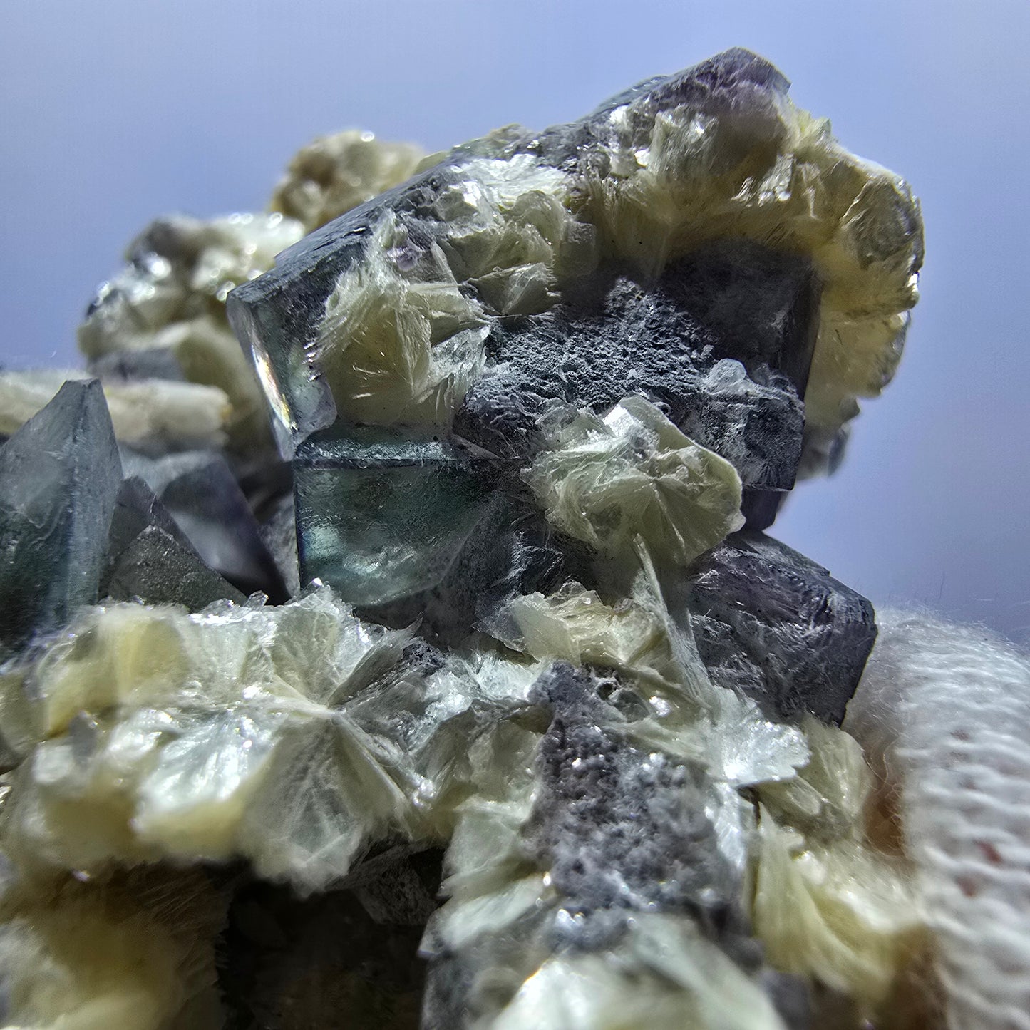 Cubes de fluorite fantôme colorés, spécimen de calcite muscovite UV, Erongo, Namibie, 63 x 52 x 31 mm