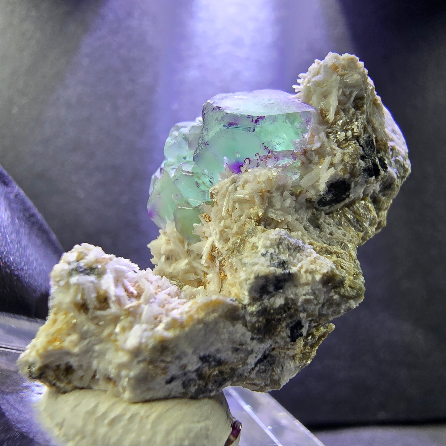 Octaèdre de fluorite fantôme, marche d'orthose muscovite 29*18*17mm Erongo, Namibie