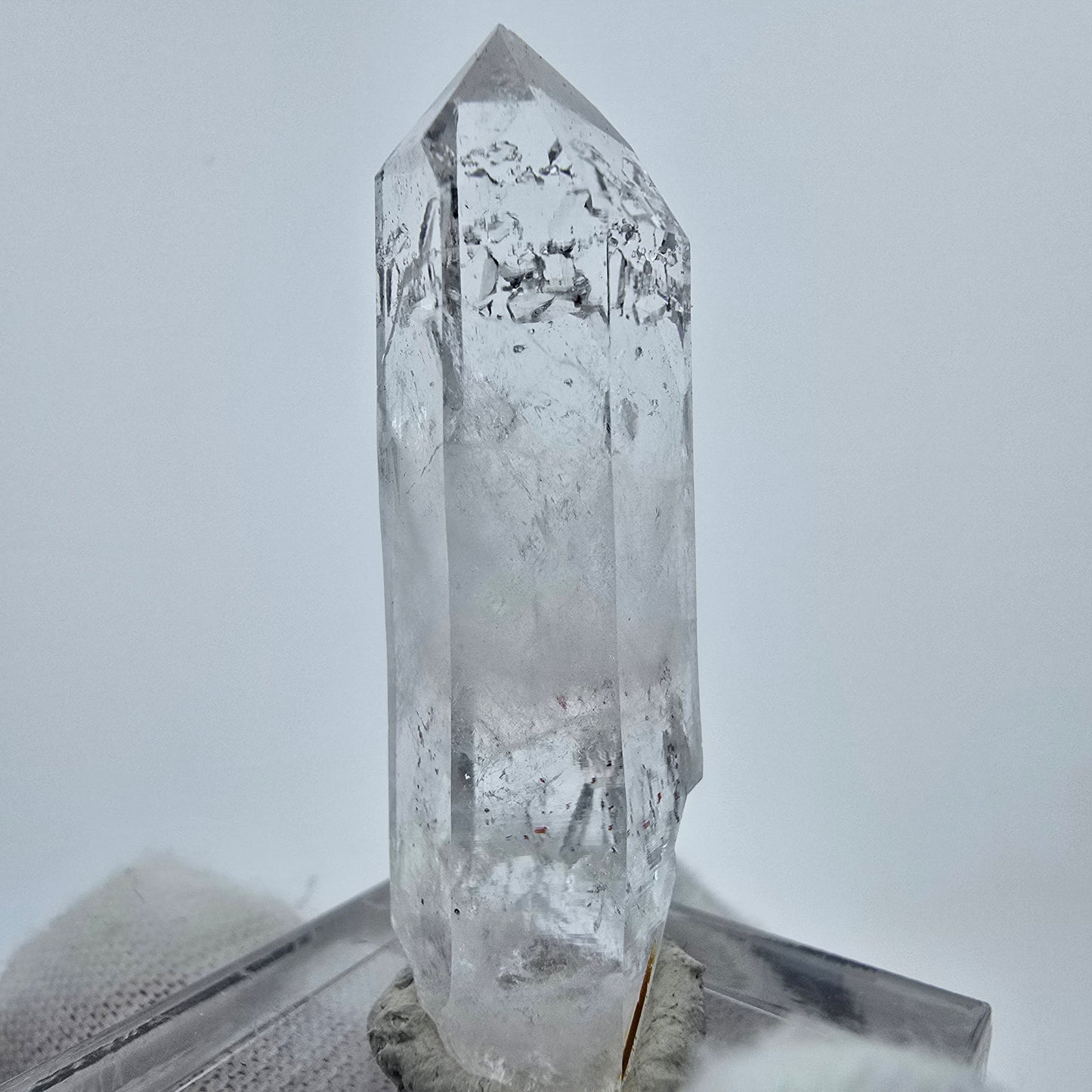 Cristal de quartz Harlequin très clair de la mine Streep, Goboboseb, Namibie, 40 x 13 x 11 mm
