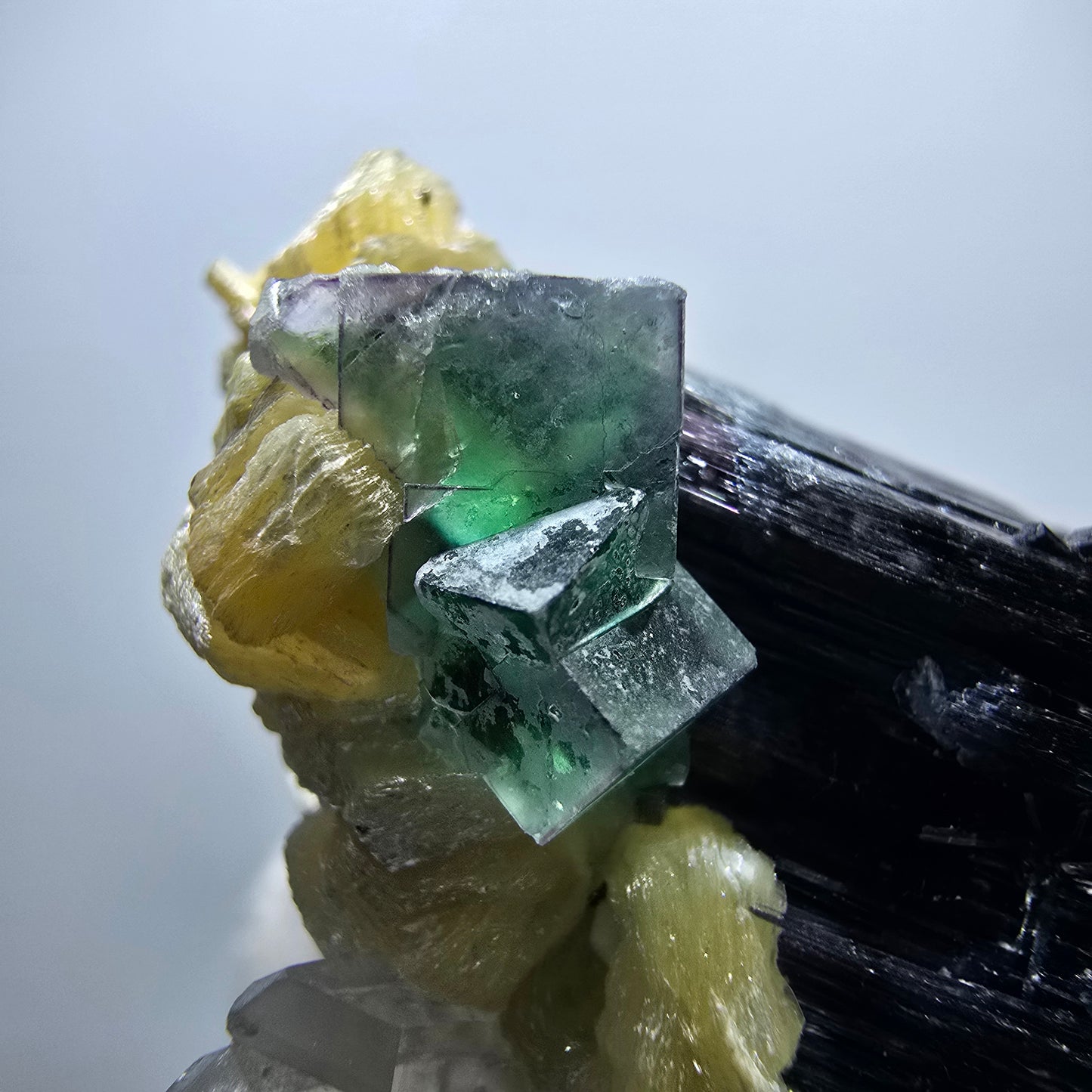 Fluorite fantôme, quartz fumé, tourmaline Schörl, hyalite, muscovite Erongo, Namibie 62*43*31mm