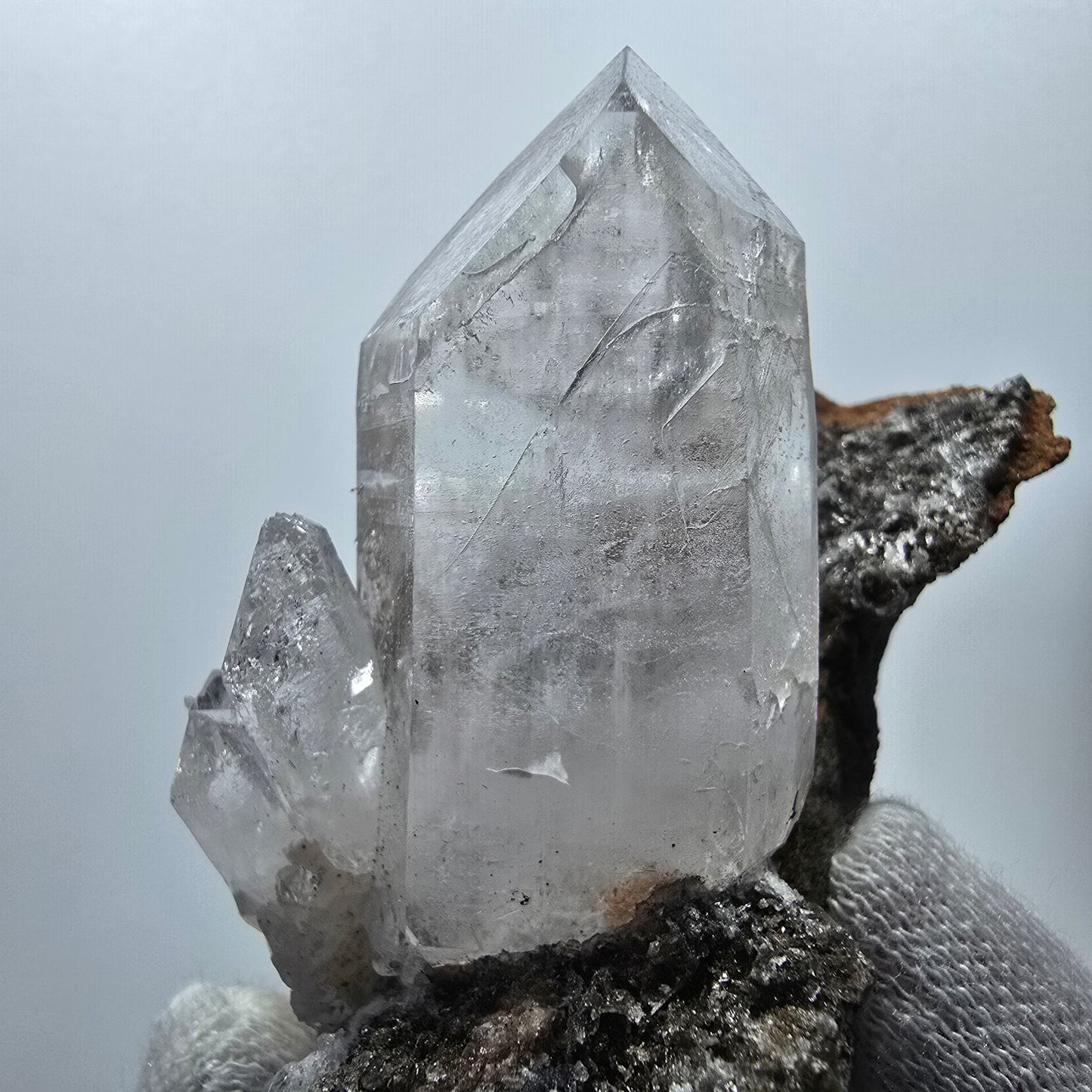 Quartz fumé fantôme hématite, calcite UV sur matrice Valentine Pocket Gob. Namibie 82 x 57 x 53 mm