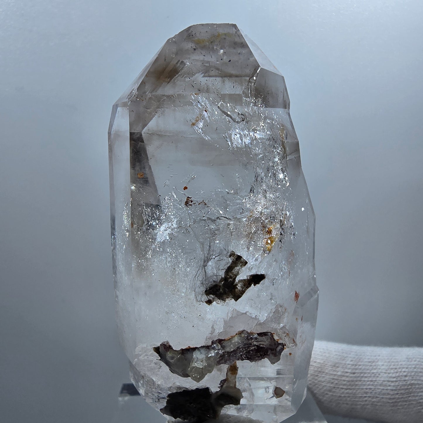 Sceptre DT Enhydro en quartz fumé lémurien, gobo de poche UV en calcite Valentine. Namibie 80 x 40 x 29 mm