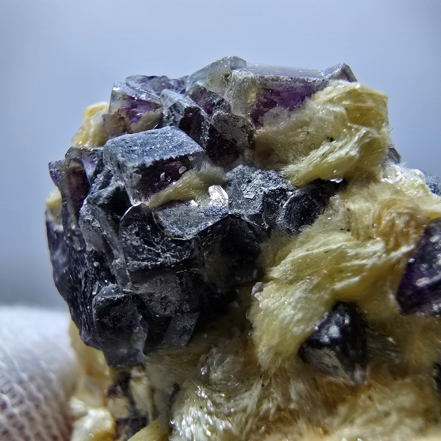 Cubes de fluorite fantôme colorés, hyalite, spécimen de muscovite, Erongo, Namibie, 42 x 39 x 28 mm
