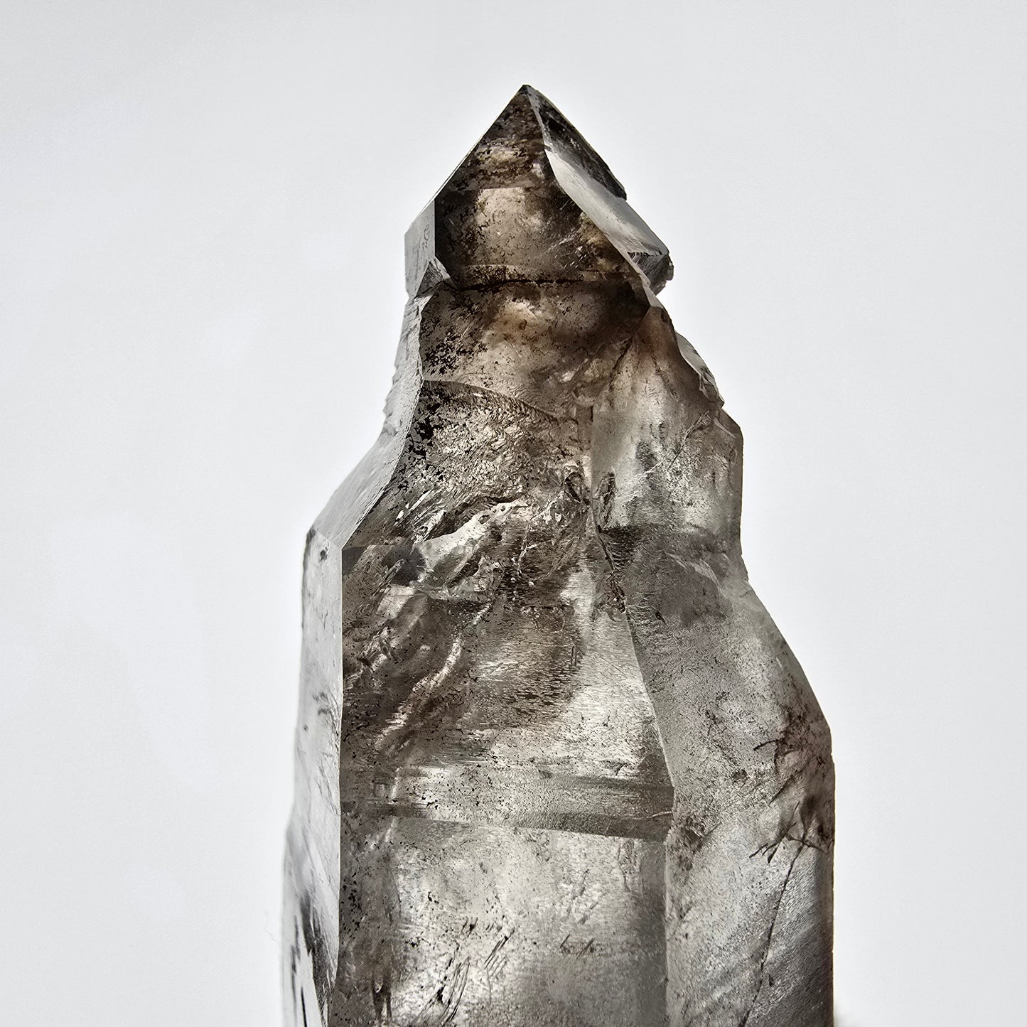 Sceptre squelette en quartz fumé DT, poche Saint-Valentin en calcite UV, Namibie 101 x 64 x 52 mm