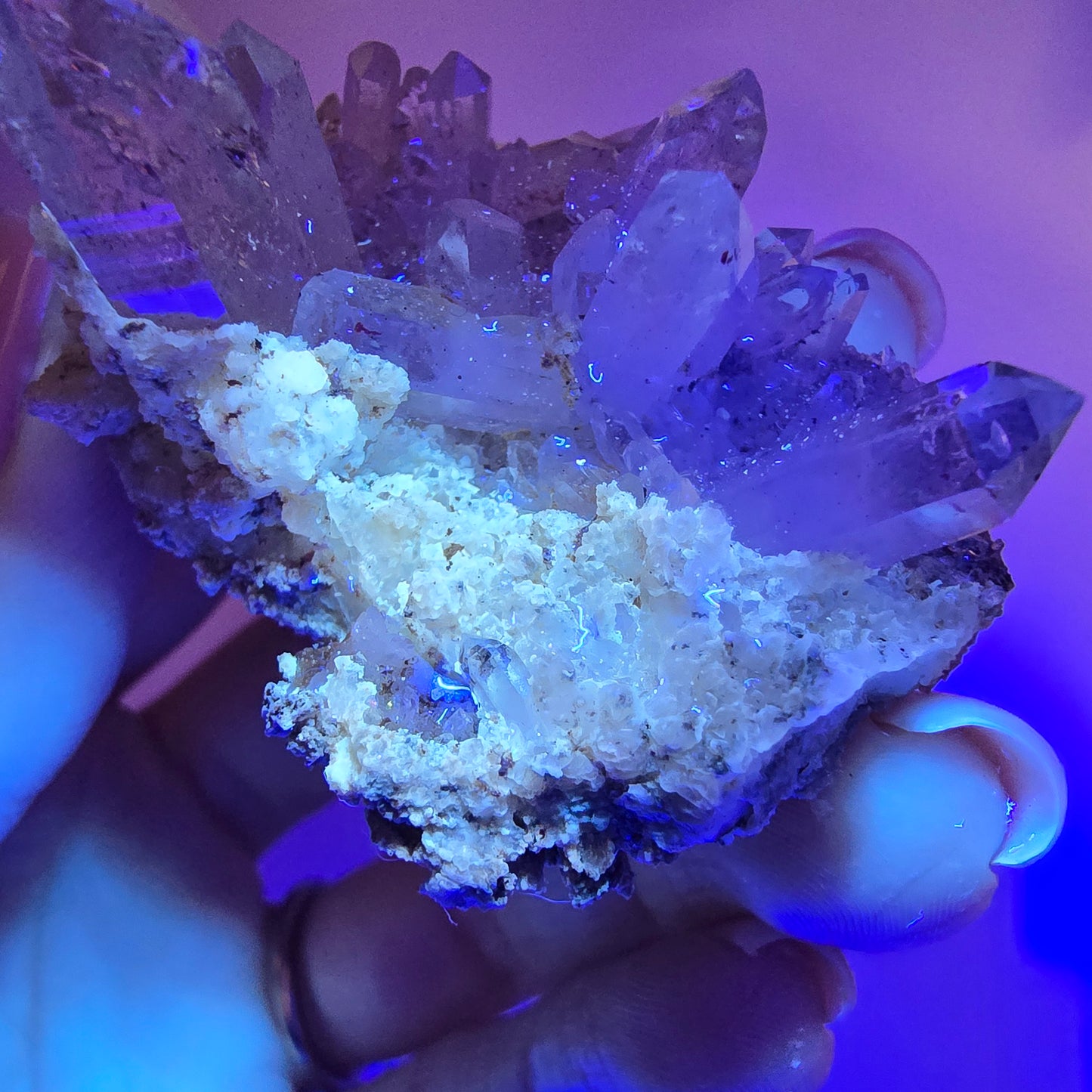 Enhydro Harlequin Quartz fumé, calcite UV Stage Valentine Pocket Goboboseb Namibie 55*36*35mm
