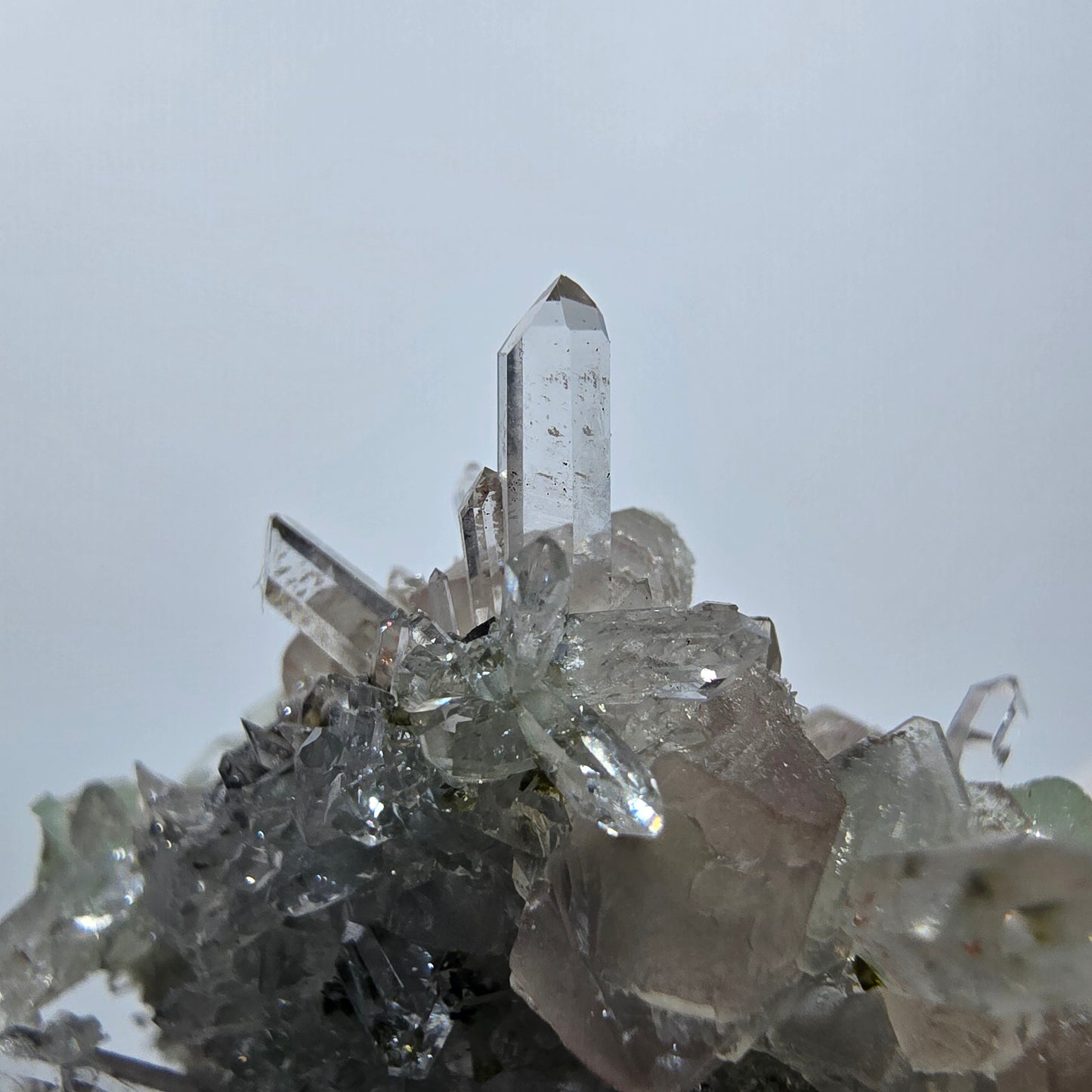 Quartz Starburst, préhnite, analcim, calcite Streep Mine, Gobo, Namibie 51 x 36 x 20 mm