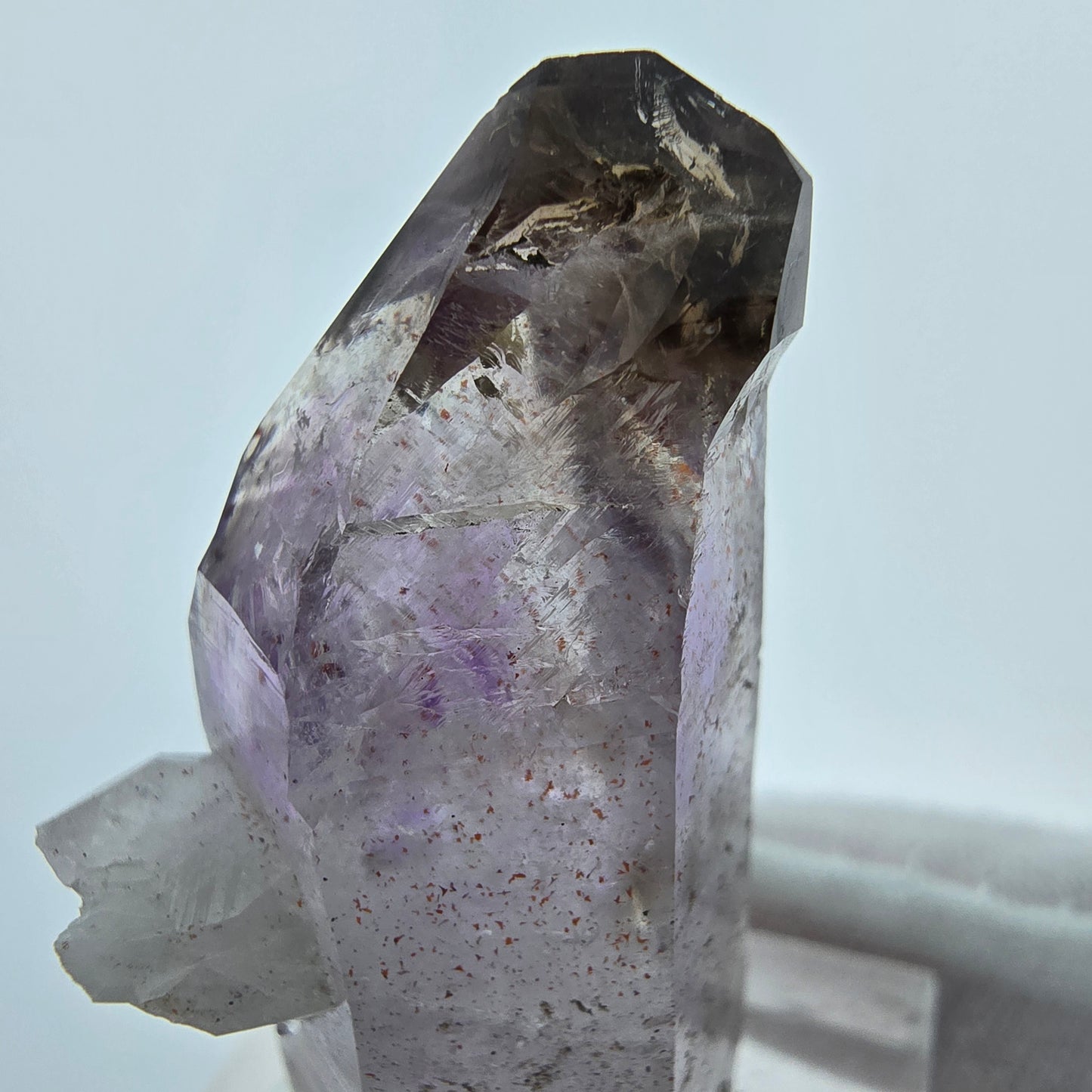 Harlekin Phantom Amethyst Zepter Stufe Goboboseb, Namibia 40*22*16mm, Sammlung