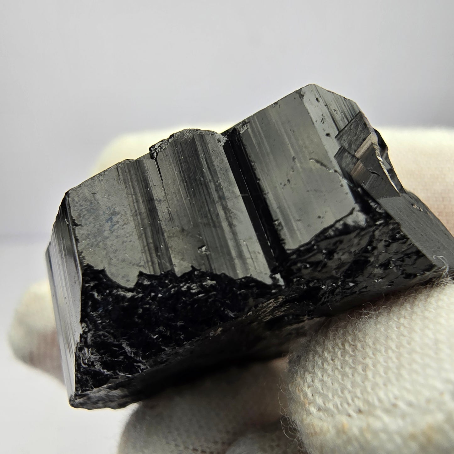 Symmetrischer Schörl Turmalin schwarz glänzend Erongo, Namibia 34*31*17mm