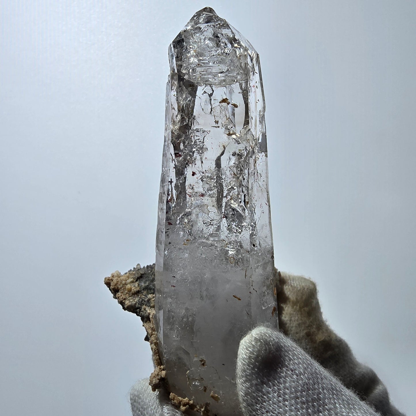 Quartz fumé Harlequin DT, calcite UV sur matrice, spécimen Valentine Pocket, Namibie, 96 x 46 x 53 mm