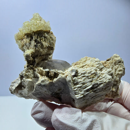 Spécimen rare d'opale hyalite, de quartz fumé et d'orthose, Erongo, Namibie, 70 x 61 x 30 mm 