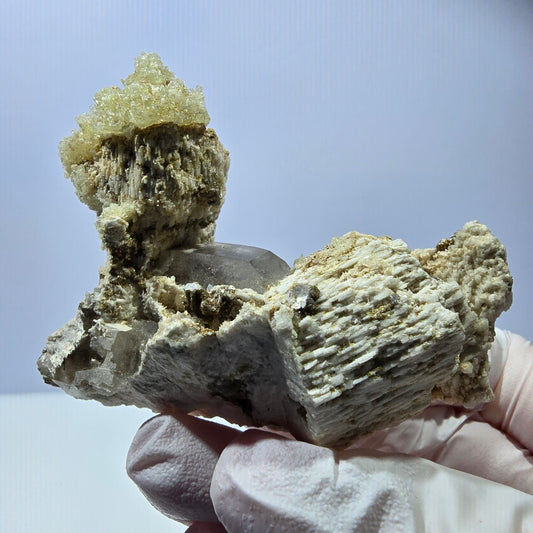 Spécimen rare d'opale hyalite, de quartz fumé et d'orthose, Erongo, Namibie, 70 x 61 x 30 mm 