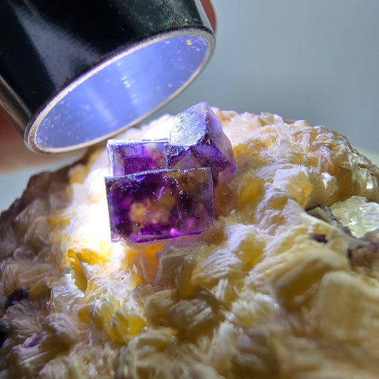 Spécimen de fluorite fantôme colorée, tourmaline scholle, muscovite, Erongo, Namibie, 57 x 41 x 25 mm 