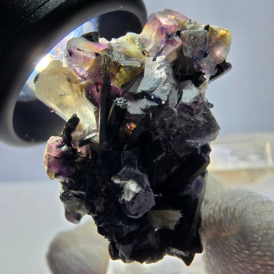 Spécimen de fluorite fantôme colorée, tourmaline scholle, muscovite, Erongo, Namibie, 28 x 30 x 19 mm 