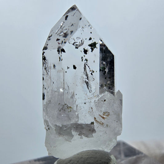 Quartz clair Harlequin Point Streep Mine, Goboboseb, Namibie 29 x 11 x 8 mm 