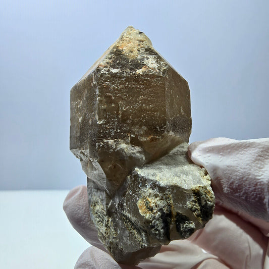 Opale hyalite rare, amas de quartz fumé, Erongo, Namibie, 67 x 50 x 30 mm 