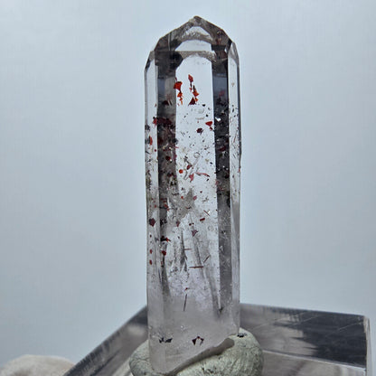 Quartz clair Harlequin Mine Point Streep, Goboboseb, Namibie 34 x 11 x 8 mm 