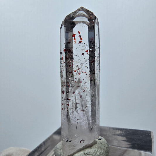 Quartz clair Harlequin Mine Point Streep, Goboboseb, Namibie 34 x 11 x 8 mm 