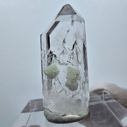 Quartz clair avec préhnite Point Streep Mine, Goboboseb, Namibie 28 x 12 x 10 mm 