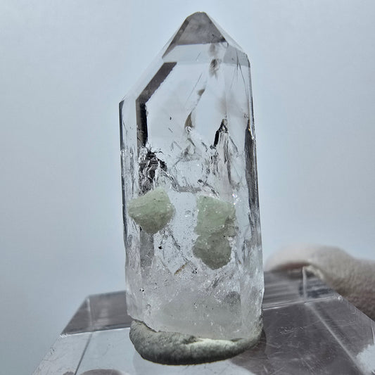 Quartz clair avec préhnite Point Streep Mine, Goboboseb, Namibie 28 x 12 x 10 mm 