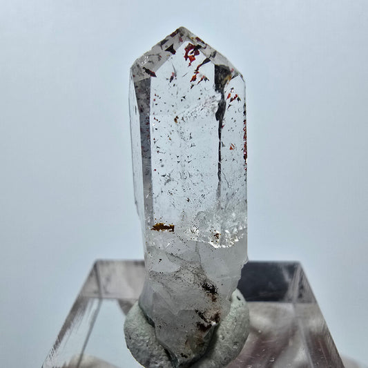 Quartz clair Harlequin Point Streep Mine, Goboboseb, Namibie, 31 x 12 x 10 mm 