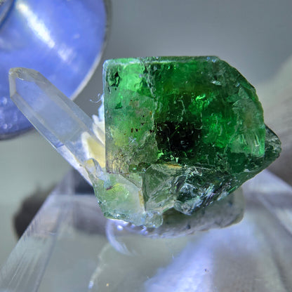 Cube de fluorite fantôme, quartz fumé, hyalite et muscovite, spécimen d'Erongo, Namibie, 20 x 15 x 13 mm 